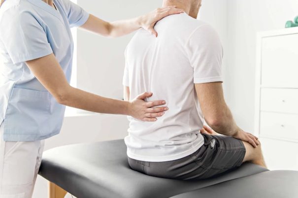 Пациент и лекар лекуваш болки в гърба му