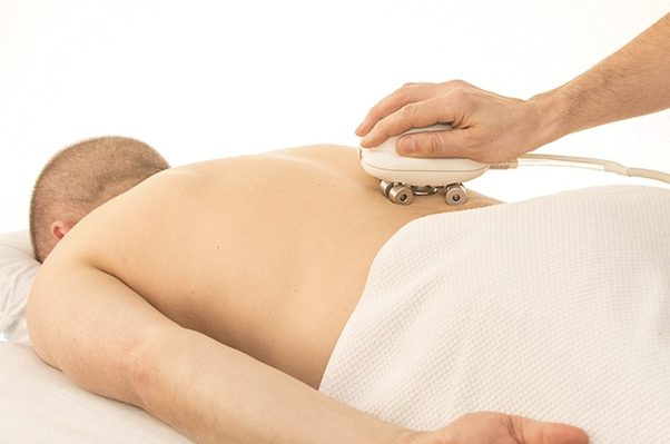 Масаж на мъж с инстромент за масаж